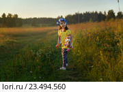 Девочка на лугу оглянулась заинтересованно. Стоковое фото, фотограф Юрий Шурчков / Фотобанк Лори