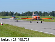 Самолеты Van's RV-7A и RV-7 (бортовые RA-2602G и RA-1598G) на рулении, аэродром Орловка (2016 год). Редакционное фото, фотограф Alexei Tavix / Фотобанк Лори