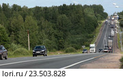 Автомобили на автотрассе Москва-Санкт-Петербург, Е-95 в районе населенного пункта Яжелбицы, Новгородская область (2016 год). Редакционное видео, видеограф Кекяляйнен Андрей / Фотобанк Лори