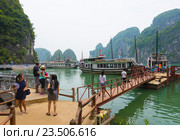Tourists in Ha Long Bay, Vietnam (2016 год). Редакционное фото, фотограф Александр Подшивалов / Фотобанк Лори