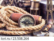 Ретро компас и морские аксессуары. Стоковое фото, фотограф Андрей Маслаков / Фотобанк Лори
