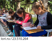 Ученики художественной школы рисуют на природе (2016 год). Редакционное фото, фотограф Вячеслав Палес / Фотобанк Лори