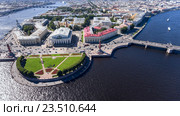 Вид на Стрелку Васильевского острова и Биржевой мост через реку Малая Нева, Санкт-Петербург (2016 год). Редакционное фото, фотограф Кекяляйнен Андрей / Фотобанк Лори