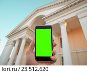 Смартфон в руке на фоне архитектурных элементов здания, шаблон. Стоковое фото, фотограф Алексей Луковников / Фотобанк Лори