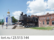 Памятник - старый паровоз ЮП 4504 на площади Возрождения. Таганрог (2016 год). Редакционное фото, фотограф Владимир Арсентьев / Фотобанк Лори