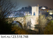 town with gate on bridge in night. Besalu. Стоковое фото, фотограф Яков Филимонов / Фотобанк Лори