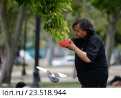 Бездомные с едой от миссионеров на улице Сантьяго. Чили (2014 год). Редакционное фото, фотограф Free Wind / Фотобанк Лори