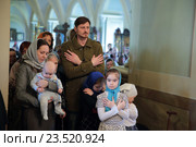 В Великий Четверг, семья перед причастием в Новодевичьем монастыре Москвы (2016 год). Редакционное фото, фотограф Дмитрий Неумоин / Фотобанк Лори