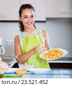 housewife cooking breadcrumbed croquettes. Стоковое фото, фотограф Яков Филимонов / Фотобанк Лори