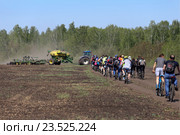Трактор переехал дорогу велосипедистам (2016 год). Редакционное фото, фотограф Анатолий Матвейчук / Фотобанк Лори