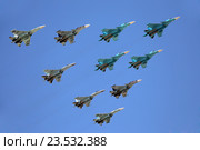 Группа истребителей СУ-34, СУ-27 и СУ-35С на параде в честь Дня Победы (2016 год). Редакционное фото, фотограф Алексей Гусев / Фотобанк Лори