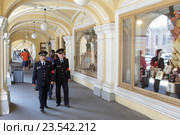 Санкт-петербург, Гостиный двор и дружинники (2016 год). Редакционное фото, фотограф Дмитрий Неумоин / Фотобанк Лори