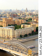 Москва, третье транспортное кольцо, Лужнецкая эстакада и мост через Москву-реку, район Хамовники и Хамовническая эстакада, в отдалении Министерство иностранных Дел и Останкинская башня. Вид сверху. (2016 год). Редакционное фото, фотограф Олег Иванов / Фотобанк Лори
