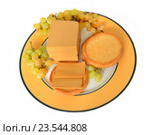 Brunost - национальный норвежский козий коричневый сыр с сухариками и белым виноградом. Стоковое фото, фотограф Валерия Попова / Фотобанк Лори