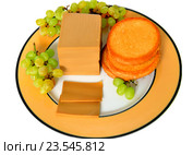 Brunost - национальный норвежский козий коричневый сыр с бисквитом и белым виноградом. Стоковое фото, фотограф Валерия Попова / Фотобанк Лори