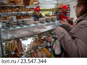 Торговый павильон с фермерскими продуктами питания Ковровского райпо на агропромышленной выставке "Владимирская Русь" в центре города Владимира, Россия (2016 год). Редакционное фото, фотограф Николай Винокуров / Фотобанк Лори
