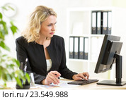 Business woman working with laptop at the office. Стоковое фото, фотограф Оксана Кузьмина / Фотобанк Лори
