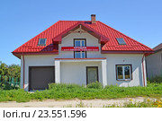 Новый коттедж с баннером "Продам" (2016 год). Редакционное фото, фотограф Ирина Борсученко / Фотобанк Лори