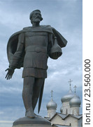 Великий Новгород. Фрагмент памятника Александру Невскому на фоне куполов церкви Бориса и Глеба (2016 год). Редакционное фото, фотограф Зобков Юрий / Фотобанк Лори