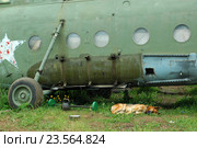 Списанный военный вертолёт Ми-8 (2007 год). Редакционное фото, фотограф Аlexander Reshetnik / Фотобанк Лори