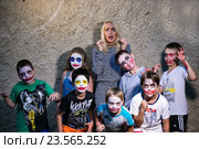 Дети разрисовали лица под зомби для дискотеки (2016 год). Редакционное фото, фотограф Юрий Викулин / Фотобанк Лори