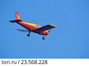 Легкомоторный цельнометаллический четырёхместный самолёт PIPER PA-28-140 Cherokee на фоне неба (2016 год). Редакционное фото, фотограф Александр Замараев / Фотобанк Лори