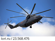 Многоцелевой тяжелый транспортный вертолет Ми-26 ВВС России в полете (бортовой номер RF-95570) (2016 год). Редакционное фото, фотограф Алексей Гусев / Фотобанк Лори