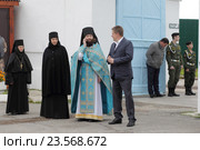 Настоятель игумен Петр (Дмитриев) и глава Коломенского района А.В. Ваулин у Богородицерождественского Бобренева мужском монастыря (2016 год). Редакционное фото, фотограф Дмитрий Неумоин / Фотобанк Лори