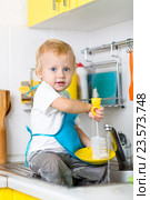 Child boy washing dishes and having fun in the kitchen. Стоковое фото, фотограф Оксана Кузьмина / Фотобанк Лори