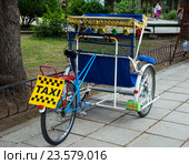 Велосипедное такси в парке развлечений (2016 год). Редакционное фото, фотограф Вячеслав Палес / Фотобанк Лори