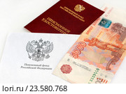Единовременная выплата пенсионерам в размере 5 тысяч рублей. Купюра пять тысяч и пенсионное удостоверение (2016 год). Редакционное фото, фотограф Юрий Морозов / Фотобанк Лори