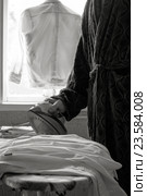 Мужчина глядит утюгом рубашку. Стоковое фото, фотограф Андрей С / Фотобанк Лори