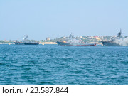 Морские тральщики "Ковровец" и "Турбинист" выполняют показательное бомбометание в День ВМФ в акватории Севастопольской бухты (2016 год). Редакционное фото, фотограф Андрей Вежновец / Фотобанк Лори