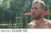Мужчина на спортивной площадке ест шоколадный батончик. Стоковое видео, видеограф Виктор Аллин / Фотобанк Лори