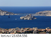 Марсель (Marseilles). Вид на Фриульские острова и замок Иф со смотровой площадки базилики Нотр-Дам-де-ля-Гард (Basilique Notre-Dame de la Garde) (2016 год). Стоковое фото, фотограф Татьяна Лата / Фотобанк Лори