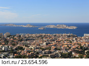 Марсель (Marseilles). Вид на Фриульские острова и замок Иф со смотровой площадки базилики Нотр-Дам-де-ля-Гард (Basilique Notre-Dame de la Garde) (2016 год). Стоковое фото, фотограф Татьяна Лата / Фотобанк Лори