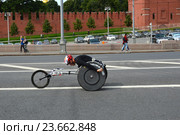 Спортсмен-инвалид на специальном велосипеде. Музыкальный полумарафон 14 августа 2016 года в Москве. Редакционное фото, фотограф lana1501 / Фотобанк Лори