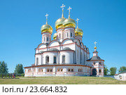 Собор Иконы Божией Матери Иверская крупным планом солнечным июльским днем. Валдайский Иверский Святоозерский Богородицкий монастырь (2015 год). Стоковое фото, фотограф Виктор Карасев / Фотобанк Лори