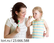 mother and child daughter brushing teeth in bathroom. Стоковое фото, фотограф Оксана Кузьмина / Фотобанк Лори