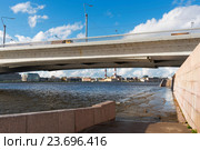 Поднявшаяся Нева у моста Александра Невского. Санкт-Петербург (2016 год). Стоковое фото, фотограф Александр Щепин / Фотобанк Лори