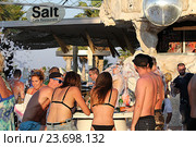 Пенная вечеринка в разгаре на пляже Star Beach. Крит. Греция (2016 год). Редакционное фото, фотограф Алексей Сварцов / Фотобанк Лори