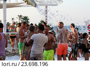 Пенная дискотека на пляже Star Beach. Крит. Греция (2016 год). Редакционное фото, фотограф Алексей Сварцов / Фотобанк Лори