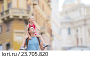 Семья в Европе. Счастливый отец и очаровательная девочка в Риме во время летних каникул в Италии. Стоковое видео, видеограф Дмитрий Травников / Фотобанк Лори