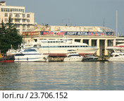 Морской порт в Ялте. Редакционное фото, фотограф Михаил Карташов / Фотобанк Лори