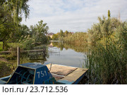 Сломанный катамаран, старый причал и река. Стоковое фото, фотограф Юлия Ухина / Фотобанк Лори