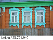Цветные наличники на окнах деревенского дома. Стоковое фото, фотограф Анастасия Степашина / Фотобанк Лори