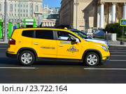 Автомобиль такси "Адмирал" на улице Театральный проезд (2016 год). Редакционное фото, фотограф lana1501 / Фотобанк Лори