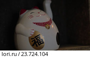 Fortune cat figurine beckoning with paw (2015 год). Редакционное видео, видеограф Данил Руденко / Фотобанк Лори