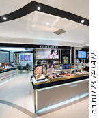 Estee Lauder boutique in Suria KLCC mall, Kuala Lumpur (2016 год). Редакционное фото, фотограф Александр Подшивалов / Фотобанк Лори