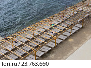 Пустые лежаки на берегу моря (2016 год). Стоковое фото, фотограф Юлия Ухина / Фотобанк Лори